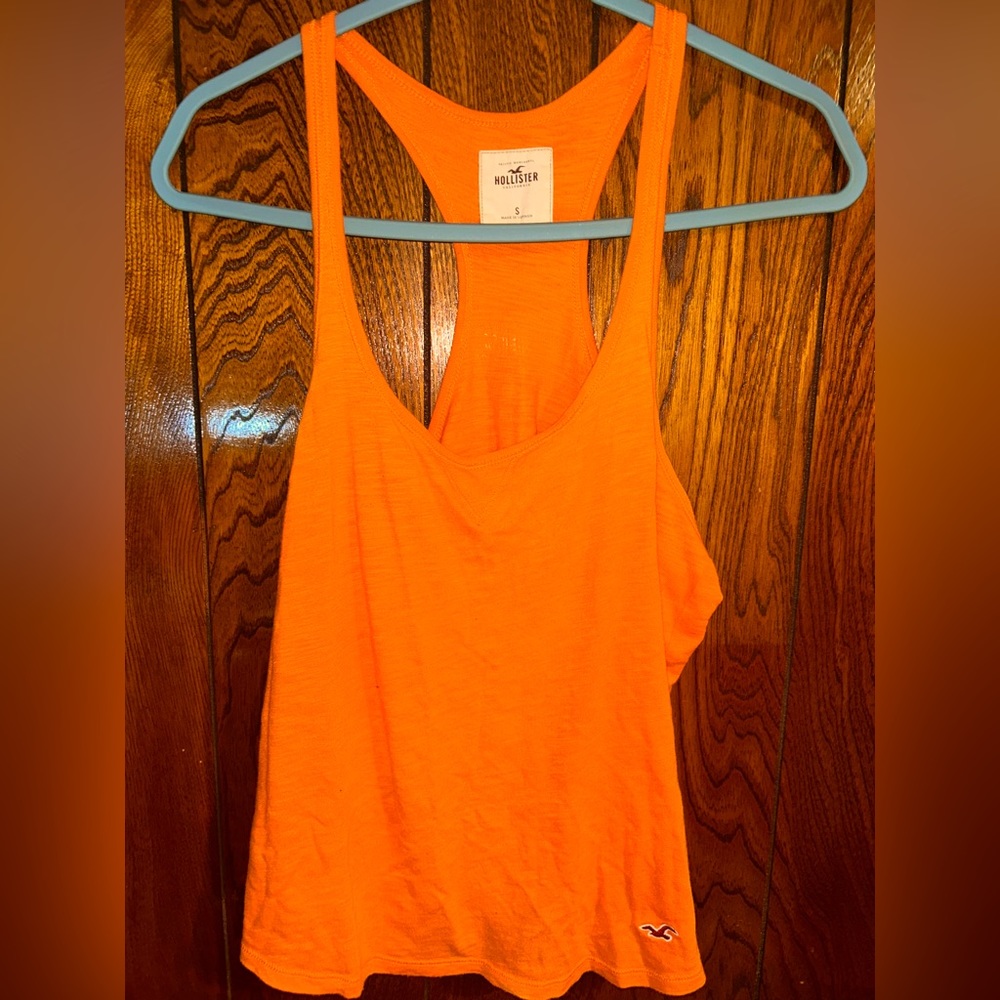 Hollister tank top, small fits like med, excellent condition.